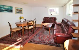 een woonkamer met een leren bank en een tafel bij Beautiful Home In Grimslv With Sauna in Grimslöv