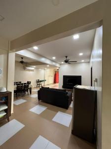 BerataStay @ Segamat في سيغامات: غرفة معيشة مع أريكة وغرفة طعام