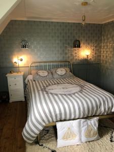 Postel nebo postele na pokoji v ubytování Domaine "Les Bois Flottes" dans Maison de Charme au bord de mer et proche de Cabourg