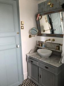 Koupelna v ubytování Domaine "Les Bois Flottes" dans Maison de Charme au bord de mer et proche de Cabourg