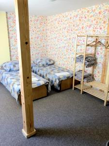 ホロシュチにあるDworek Rogowoのベッドルーム1室(二段ベッド2台付)、花の壁が備わります。