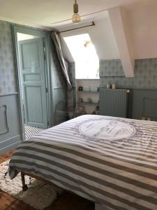 Postel nebo postele na pokoji v ubytování Domaine "Les Bois Flottes" dans Maison de Charme au bord de mer et proche de Cabourg