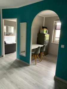 Televízia a/alebo spoločenská miestnosť v ubytovaní Marias Apartment