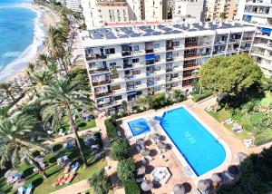 Bazén v ubytovaní Skol 329 – Spacious Beachfront Studio with Sea Views alebo v jeho blízkosti