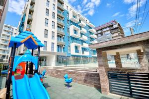 Zona de joacă pentru copii de la Filip's Apartment in Nord10 - pool & parking