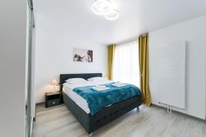 Un pat sau paturi într-o cameră la Filip's Apartment in Nord10 - pool & parking +48 fotografii