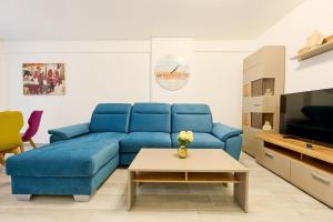 Un televizor și/sau centru de divertisment la Filip's Apartment in Nord10 - pool & parking