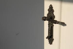 a wooden door handle on a white door at Ferienwohnung Am Weltnaturerbe Grumsin in Ziehten