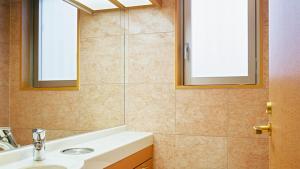 Toyoko Inn Aioi eki Shinkansen guchi的一间浴室