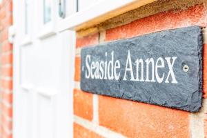 un panneau sur le côté d'un bâtiment en briques dans l'établissement BOURNECOAST: LOVELY ANNEX WITH PATIO NR BEACH-5286, à Bournemouth