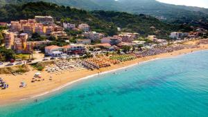 una vista aerea di una spiaggia in un resort di Basilis room a Loutsa