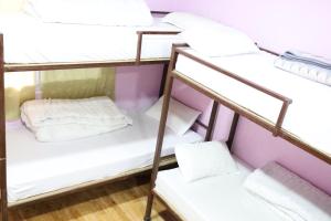 Rúm í herbergi á Margik Backpackers Hostel