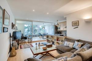 a living room with a couch and a table at Lliris Apartament amb encant per 4 persones a 10 minuts de la platja i del centre de Platja d'Aro in Platja d'Aro