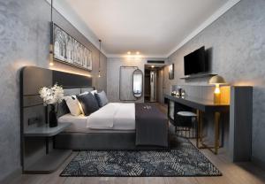 een slaapkamer met een bed, een bureau en een televisie bij The Wings Hotels Neva Palas in Ankara