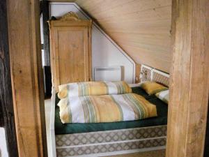 a small bedroom with a bed in a house at Ferienhäuschen Rosi Brehm in Hollfeld