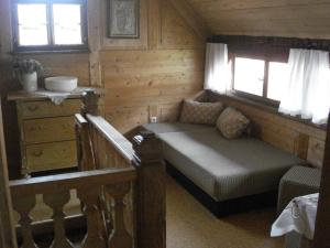 a small room with a couch in a cabin at Ferienhäuschen Rosi Brehm in Hollfeld