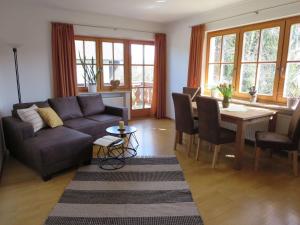 ein Wohnzimmer mit einem Sofa und einem Tisch in der Unterkunft Ferienwohnung Birkenflair in Seebruck