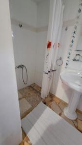 un bagno con lavandino e WC di Villa Provençale â Sainte Maxime, Golf de Saint Tropez a Sainte-Maxime