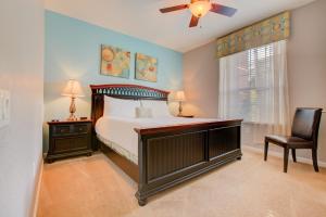 Un dormitorio con una cama, una silla y una ventana en Gorgeous 1st-Floor, End Unit Condo w LAKEVIEW, en Orlando 47 fotos más