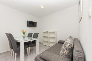 Televízia a/alebo spoločenská miestnosť v ubytovaní Apartments M&A