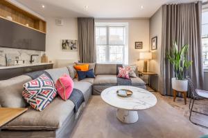 sala de estar con sofá y mesa en No1 Apartments St Andrews - South Street, en St Andrews