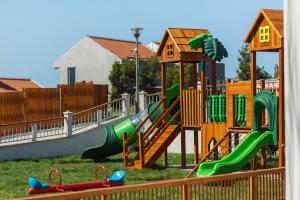 un parco con parco giochi con scivoli e attrezzature per il gioco di Carsko Selo Blizikuce a Budua