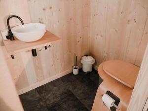 Kúpeľňa v ubytovaní Parcel Tiny House I Chèvrerie de Rilly