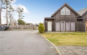 ein Haus mit einer Einfahrt davor in der Unterkunft Beautiful Home In Sgne With House A Panoramic View in Søgne
