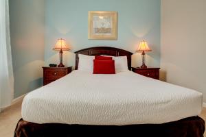 Un dormitorio con una cama grande con dos lámparas. en Top-Floor Luxurious LAKEVIEW Condo, en Orlando 47 fotos más