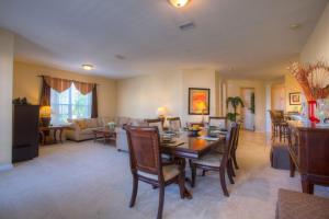 comedor y sala de estar con mesa y sillas en Lovely Third-Floor Vista Cay Resort Condo, en Orlando