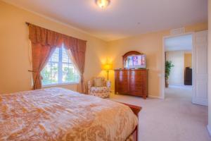 Tempat tidur dalam kamar di Lovely Third-Floor Vista Cay Resort Condo