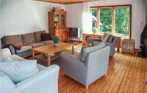 Posezení v ubytování Beautiful Home In Svenljunga With Kitchen