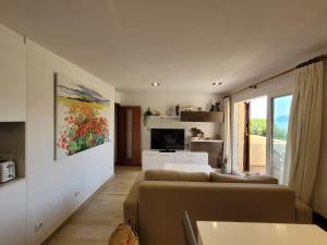 sala de estar con sofá y TV en Playa Canadell MAR P primera línea de mar con terraza, en Calella de Palafrugell