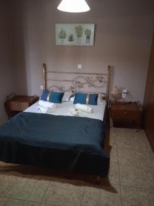 En eller flere senge i et værelse på Modern 1-bedroom with BBQ & Roof Garden near Beach