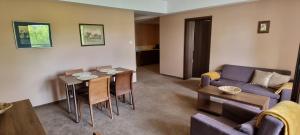 salon z kanapą i stołem w obiekcie Apartament Perła nr 19 nad Jeziorem Pluszne w mieście Mierki