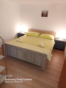 Giường trong phòng chung tại Apartments Ljubica