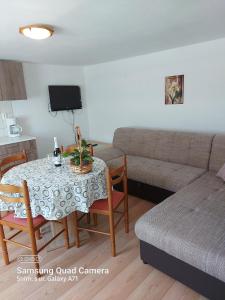 sala de estar con mesa y sofá en Apartments Ljubica, en Polje
