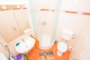 La salle de bains est pourvue d'une douche, d'un lavabo et de toilettes. dans l'établissement Mall Primosten, à Primošten