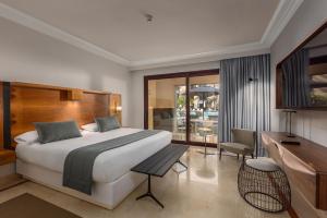 A bed or beds in a room at Lopesan Costa Meloneras Resort & Spa