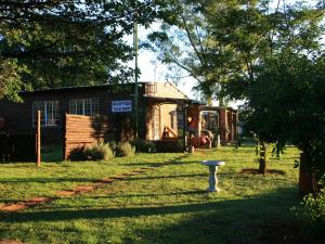a birdbath in the grass in front of a building at Klein Paradys Parys in Parys