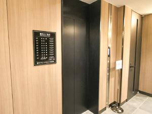 uma prancha na parede de um elevador em HOTEL LiVEMAX Nagoya Kanayama em Nagoia
