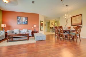 - un salon avec une table et une salle à manger dans l'établissement Stylish Condo at Vista Cay Resort Minutes to WDW, à Orlando