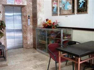 comedor con mesa y armario de cristal en GV Hotel - Cagayan de Oro, en Cagayan de Oro