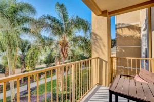 einen Balkon mit einer Bank und Palmen in der Unterkunft Newly Updated Condo w Scenic Resort View in Orlando
