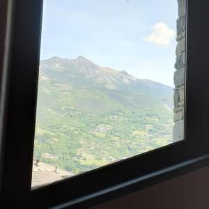 una vista de una montaña desde una ventana en La Maison Lillà, en Fenis
