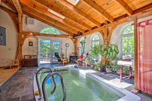 einen Innenpool in einem Haus mit Holzdecken in der Unterkunft Table Rock Retreat - Spacious Private Pool Home In The Mountains home in Lakemont