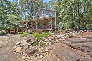 Imagen de la galería de Table Rock Retreat - Spacious Private Pool Home In The Mountains home, en Lakemont