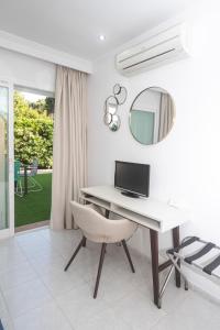 een wit bureau met een stoel en een spiegel bij NURA Apartments - Condor in Palma de Mallorca