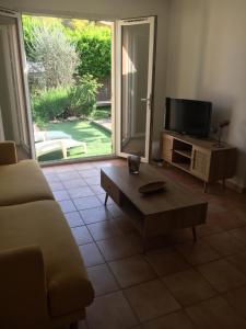 Μια τηλεόραση ή/και κέντρο ψυχαγωγίας στο Aquamarine, un lieu zen au coeur de Vaison la Romaine