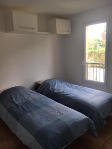 Ένα ή περισσότερα κρεβάτια σε δωμάτιο στο Aquamarine, un lieu zen au coeur de Vaison la Romaine